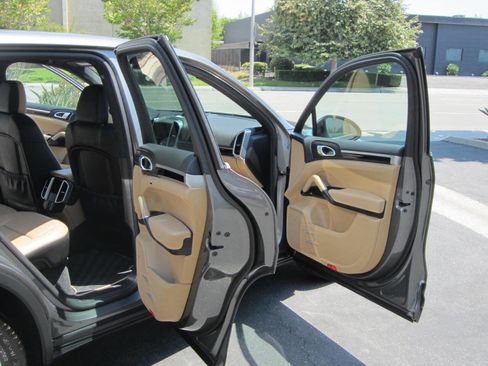 Used 2014 Porsche Cayenne Platinum Edition image 17