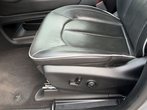 Used 2025 Chrysler Pacifica Limited FWD image 15