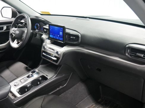 Certified 2022 Ford Explorer XLT w/ Class IV Trailer Tow Package image 15