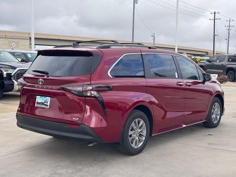 New 2026 Toyota Sienna XLE FWD image 5