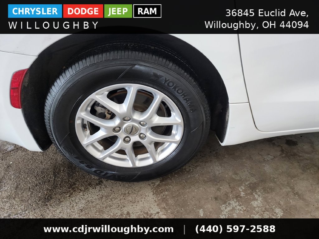 Used 2023 Chrysler Pacifica Touring-L FWD image 42