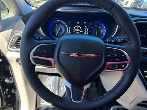 Used 2024 Chrysler Pacifica Touring-L image 28