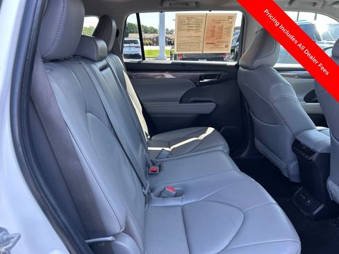 Used 2023 Toyota Highlander Limited FWD image 23