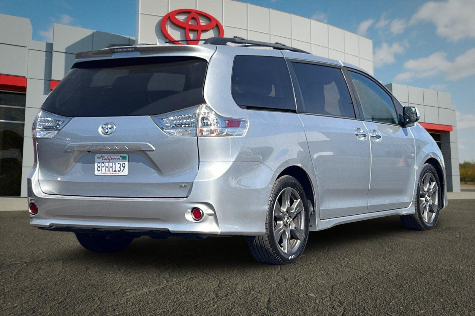 Used 2020 Toyota Sienna SE w/ Carpet Mat Package FWD image 3