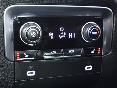 Used 2022 Chevrolet Suburban Z71 w/ Luxury Package image 36