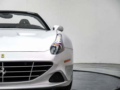 Used 2016 Ferrari California T image 40