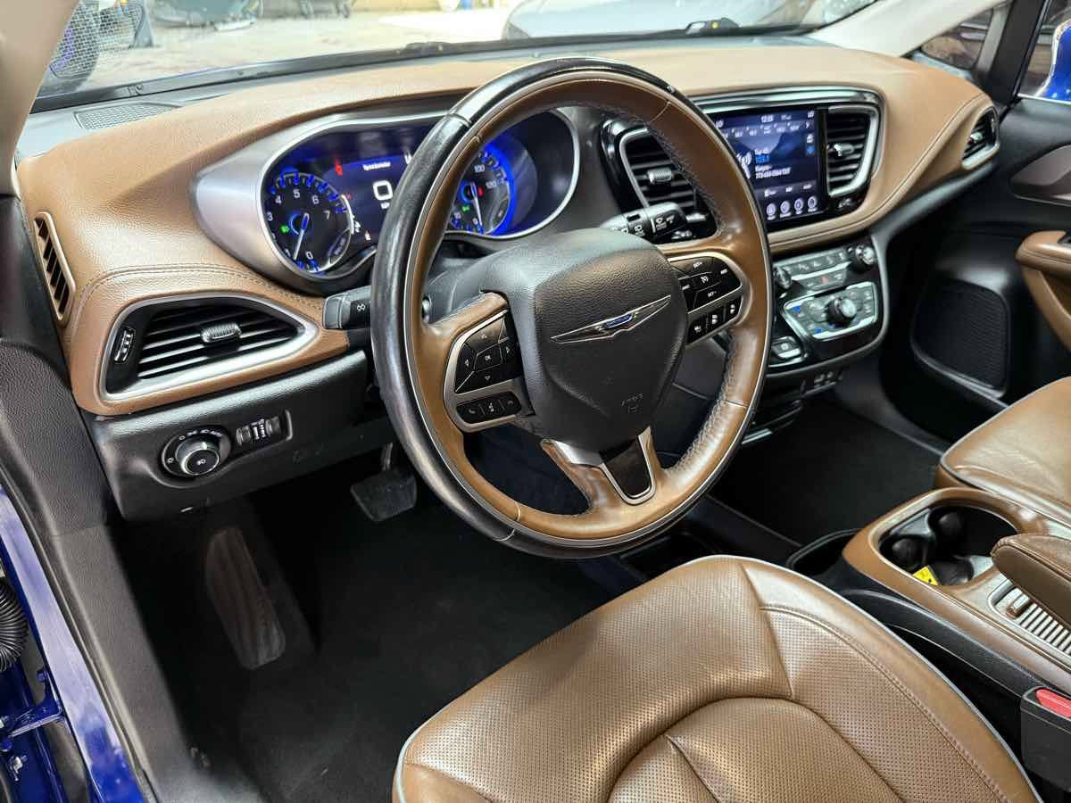 Used 2018 Chrysler Pacifica Limited w/ Tire & Wheel Group FWD image 9