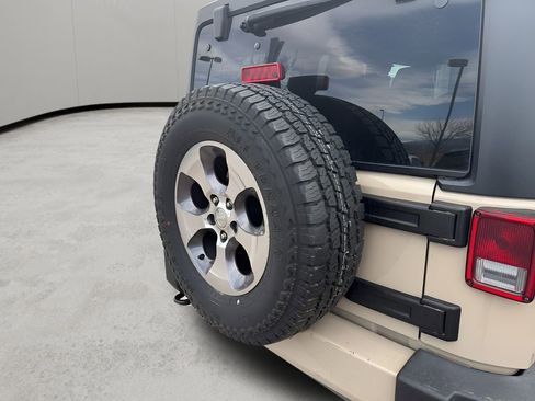 Used 2016 Jeep Wrangler Unlimited Sahara w/ Connectivity Group image 11