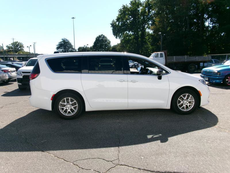 Used 2026 Chrysler Pacifica Select FWD image 7