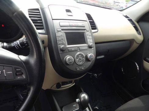 Used 2013 Kia Soul ! FWD image 7
