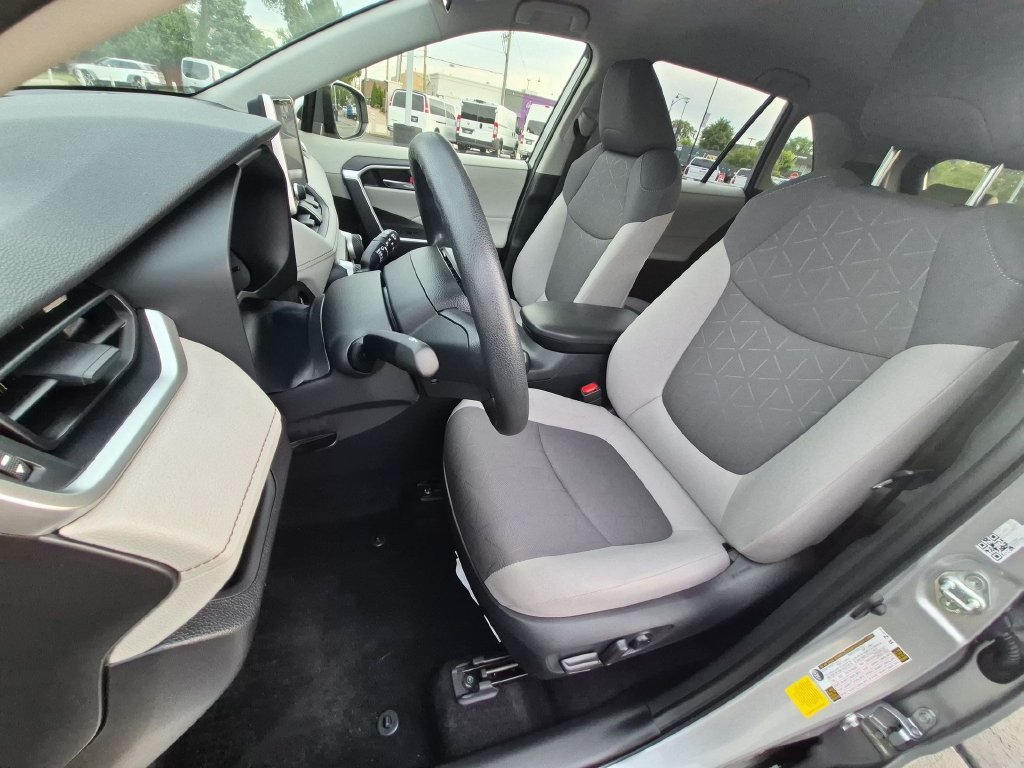 Used 2025 Toyota RAV4 XLE AWD/4WD image 11