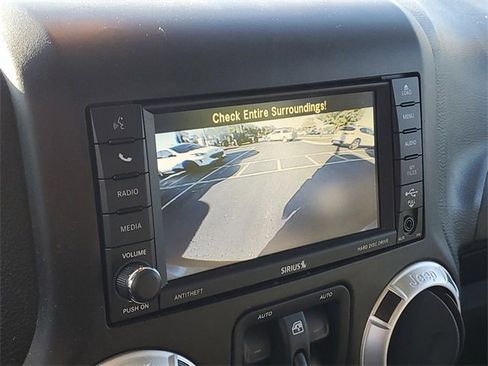 Used 2015 Jeep Wrangler Unlimited Rubicon w/ Connectivity Group image 15