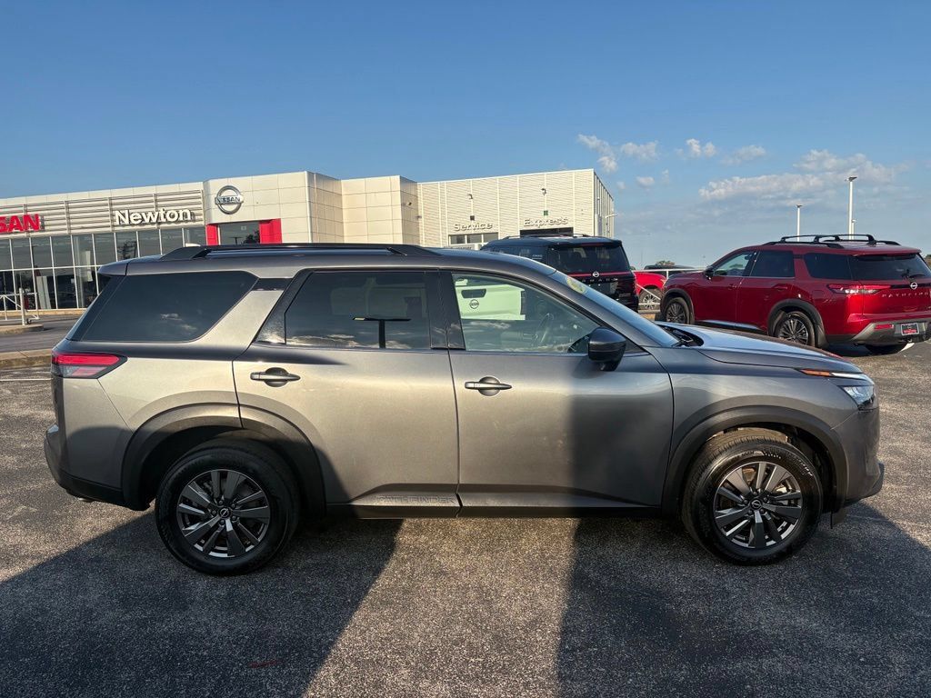 Used 2025 Nissan Pathfinder SV AWD/4WD image 4