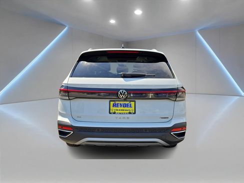 Certified 2025 Volkswagen Taos SE w/ Panoramic Sunroof Package AWD/4WD image 5