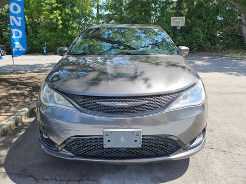 Used 2019 Chrysler Pacifica Touring Plus w/ S Appearance Package FWD image 3