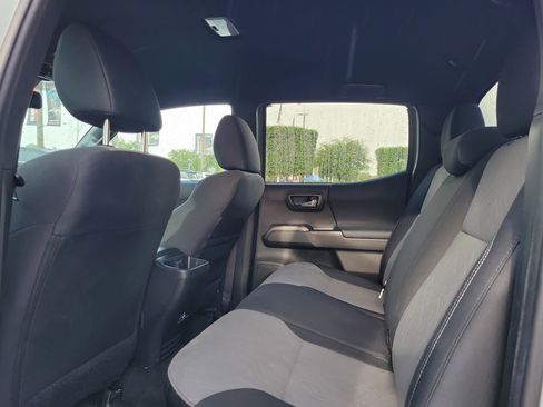 Used 2022 Toyota Tacoma TRD Off-Road AWD/4WD image 18