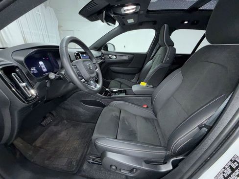 Used 2023 Volvo XC40 Recharge Ultimate image 3