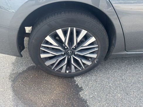 Used 2025 Nissan Altima 2.5 SV FWD image 5