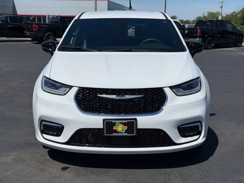 Used 2025 Chrysler Pacifica Select FWD image 3