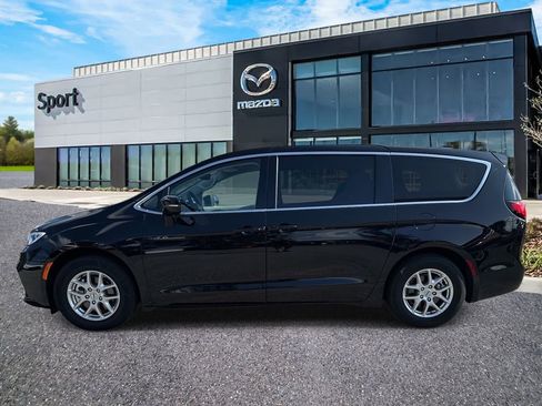 Used 2024 Chrysler Pacifica Touring-L image 7