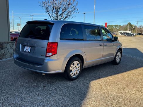 Used 2018 Dodge Grand Caravan SE w/ UConnect Hands-Free Group image 8