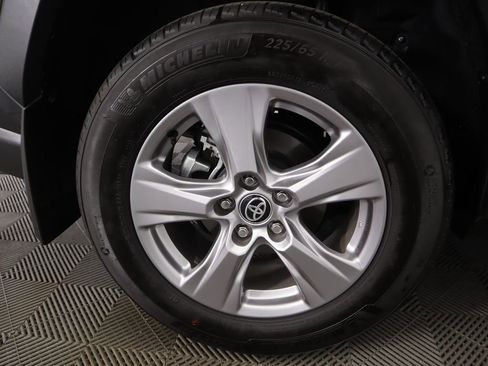 Used 2025 Toyota RAV4 XLE image 32