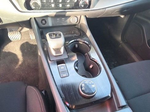 Used 2024 Nissan Rogue S image 19