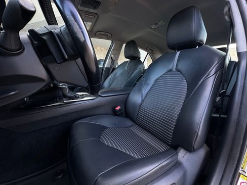 Used 2019 Toyota Camry L image 4