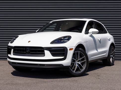 Certified 2025 Porsche Macan Base image 1