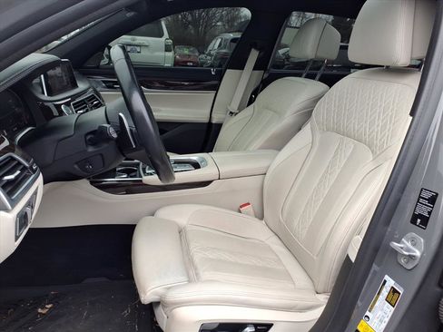 Used 2021 BMW 750i xDrive w/ Executive Package image 31