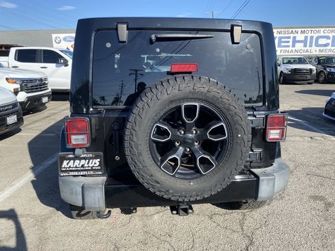 Used 2017 Jeep Wrangler Unlimited Sahara AWD/4WD image 8