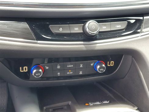 Used 2022 Buick Enclave Essence image 18