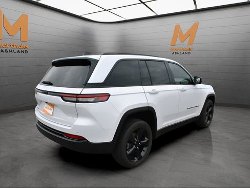 Used 2023 Jeep Grand Cherokee Altitude AWD/4WD image 4