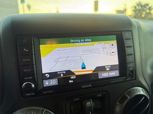 Used 2018 Jeep Wrangler Unlimited Sahara image 17