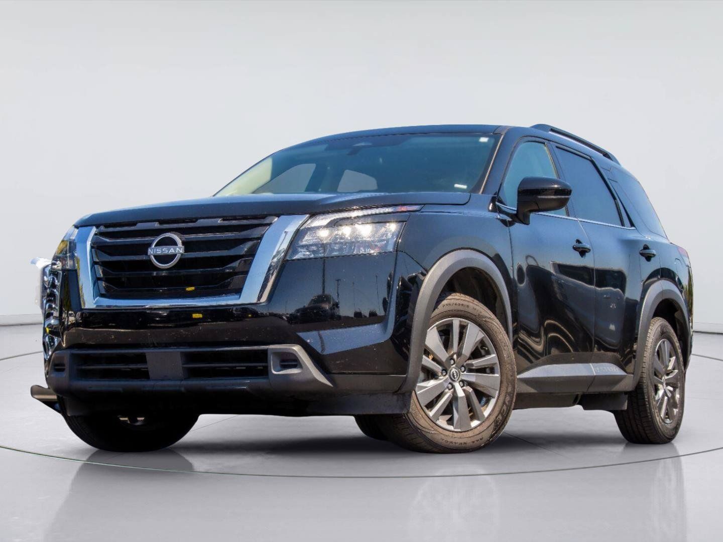 Used 2025 Nissan Pathfinder SV FWD image 1