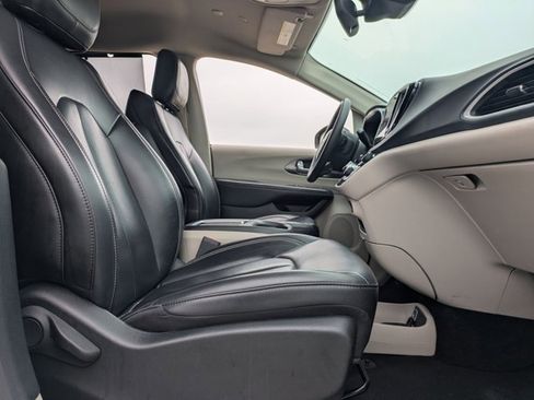 Used 2023 Chrysler Pacifica Touring-L FWD image 16