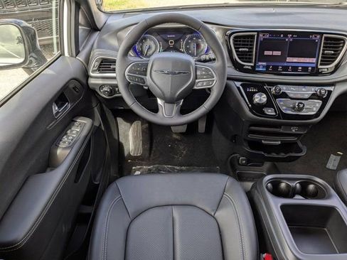 New 2026 Chrysler Pacifica Select FWD image 18
