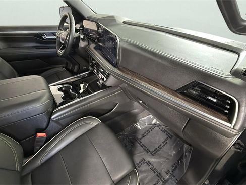 Certified 2025 Chevrolet Suburban Premier image 36