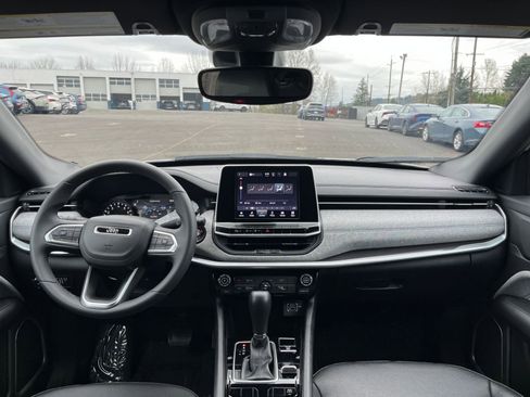 Used 2025 Jeep Compass Latitude image 33