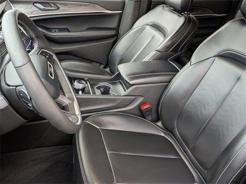 Used 2024 Jeep Grand Cherokee Limited image 14