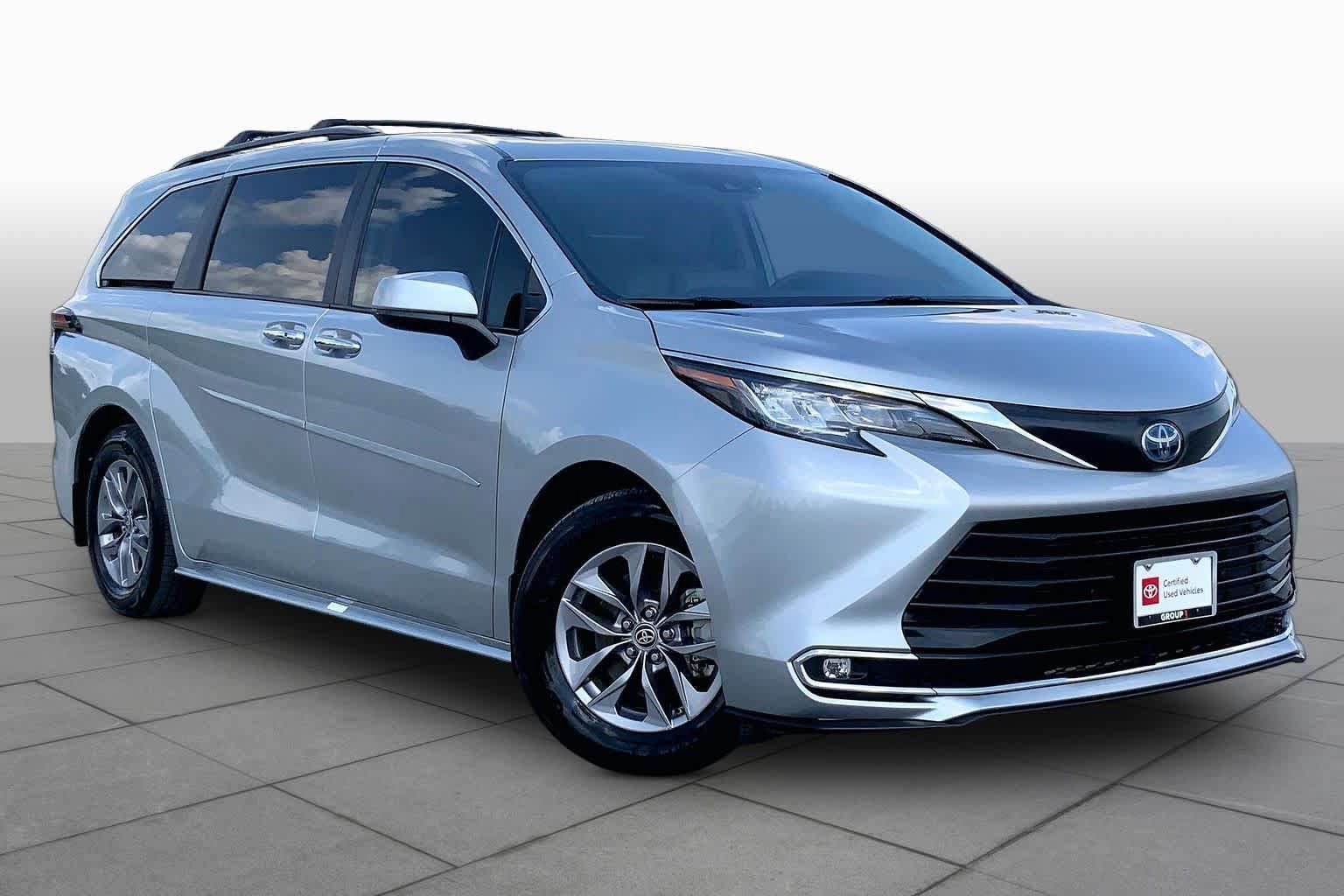 Used 2022 Toyota Sienna XLE FWD image 3