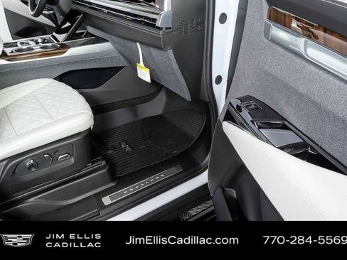 Used 2026 Cadillac Escalade ESV Platinum Sport w/ LPO, ONYX Package AWD/4WD image 26