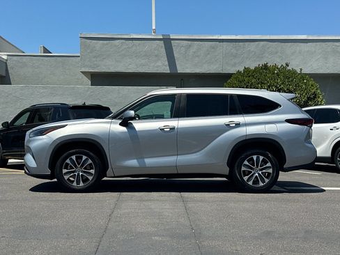 Used 2024 Toyota Highlander XLE FWD image 2