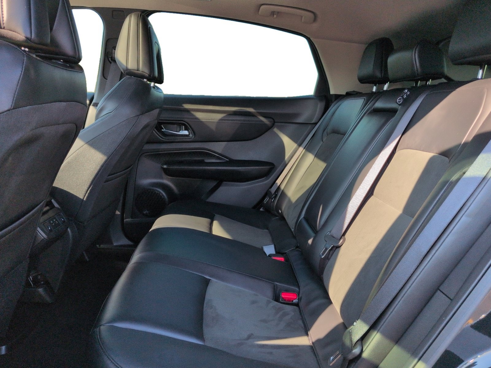 Used 2024 Nissan Ariya FWD image 25
