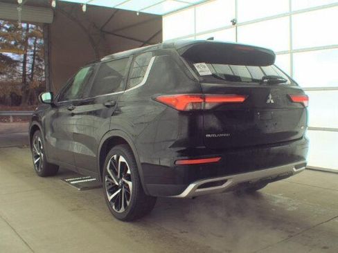 Used 2024 Mitsubishi Outlander SE image 2