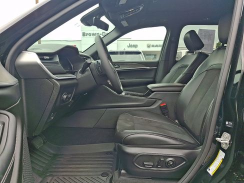 Certified 2026 Jeep Grand Cherokee Altitude AWD/4WD image 13
