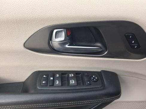 Used 2023 Chrysler Pacifica Touring-L FWD image 12
