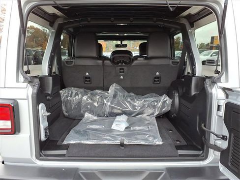 Used 2023 Jeep Wrangler Altitude image 13