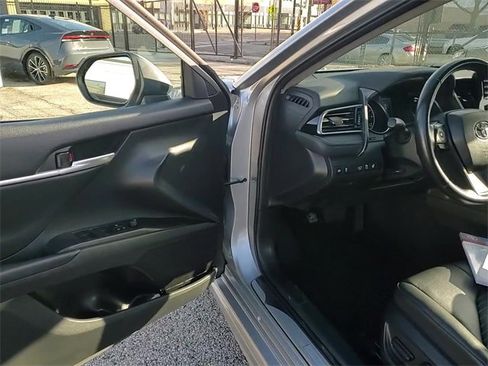 Used 2023 Toyota Camry SE image 10