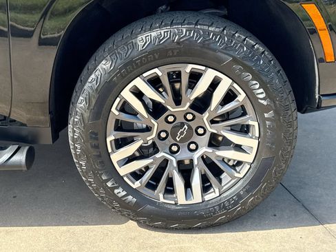 Used 2025 Chevrolet Suburban Z71 AWD/4WD image 10